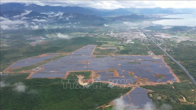 Trong ảnh: Toàn cảnh nhà máy điện mặt trời KN Vạn Ninh 100 MWp nhìn từ trên cao. Ảnh: Thanh Vân – TTXVN

