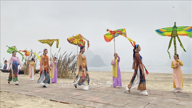 Trong ảnh: Trình diễn áo dài tại chương trình. Ảnh: Đức Hiếu-TTXVN

