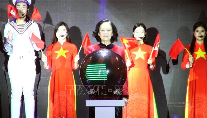 Trong ảnh: Ủy viên Bộ Chính trị, Bí thư Trung ương Đảng, Trưởng Ban Dân vận Trung ương Trương Thị Mai thực hiện nghi thức phát động. Ảnh: Hoàng Ngọc - TTXVN