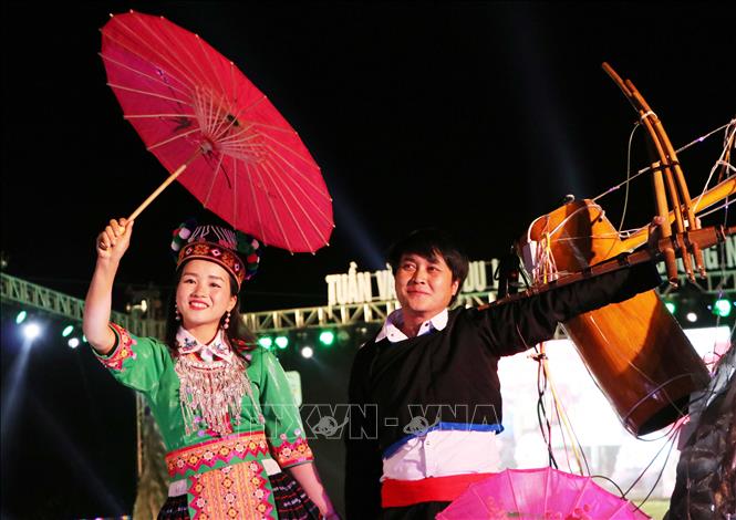 Trong ảnh: Trang phục truyền thống của đồng bào dân tộc Mông ở Tam Đường tại đêm khai mạc. Ảnh: Nguyễn Oanh - TTXVN