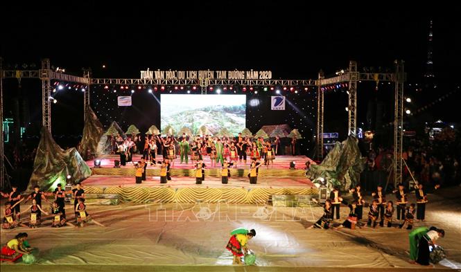 Trong ảnh: Tuần Văn hóa, du lịch huyện Tam Đường với nhiều chương trình nghệ thuật tái hiện nét đặc sắc văn hóa của nhiều dân tộc trên địa bàn. Ảnh: Nguyễn Oanh - TTXVN