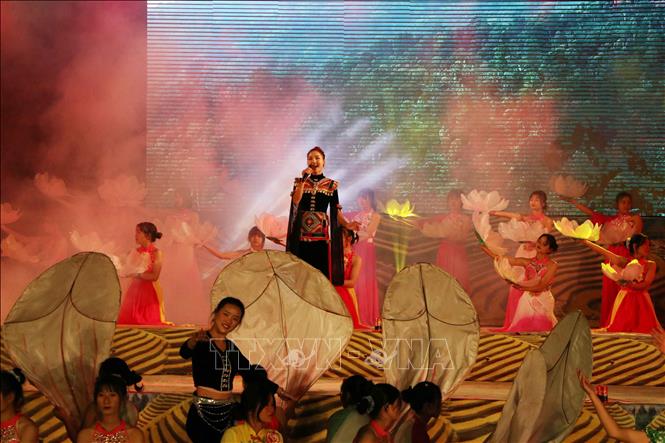 Trong ảnh: Tuần Văn hóa, du lịch huyện Tam Đường với nhiều chương trình nghệ thuật tái hiện nét đặc sắc văn hóa của nhiều dân tộc trên địa bàn. Ảnh: Nguyễn Oanh - TTXVN