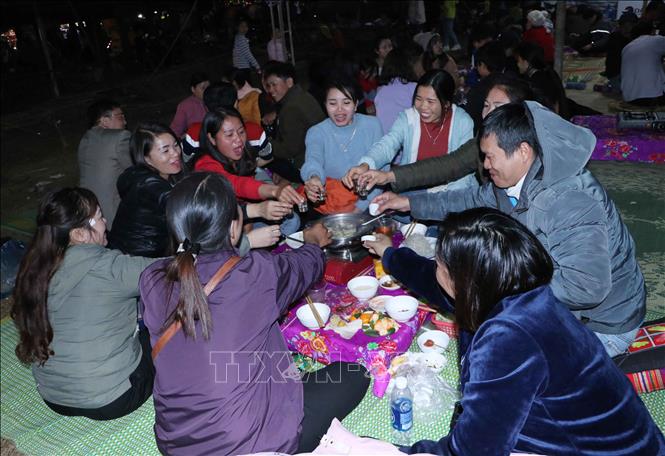 Trong ảnh: Du khách, người dân thưởng thức ẩm thực tại lễ hội. Ảnh: Nguyễn Oanh - TTXVN