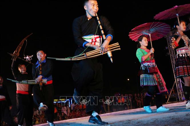 Trong ảnh: Đàn ông dân tộc Mông thổi khèn tại đêm khai mạc. Ảnh: Nguyễn Oanh - TTXVN