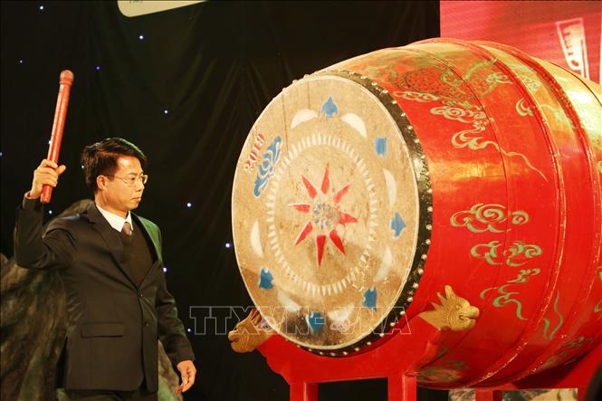 Trong ảnh: Ông Hoàng Quốc Khánh, Bí thư Huyện ủy Tam Đường đánh trống khai mạc Tuần Văn hóa, du lịch huyện Tam Đường. Ảnh: Nguyễn Oanh - TTXVN