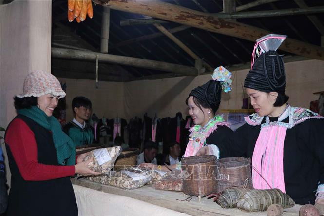 Trong ảnh: Du khách chọn mua nông sản đặc trưng của đồng bào dân tộc. Ảnh: Nguyễn Oanh - TTXVN