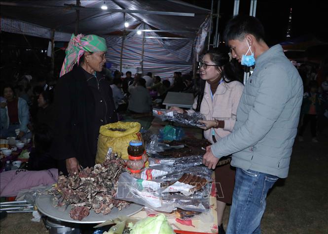 Trong ảnh: Du khách chọn mua đặc sản của đồng bào dân tộc. Ảnh: Nguyễn Oanh - TTXVN