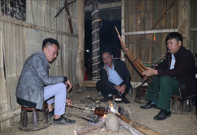 Trong ảnh: Du khách trải nghiệm văn hóa của đồng bào dân tộc Mông. Ảnh: Nguyễn Oanh - TTXVN