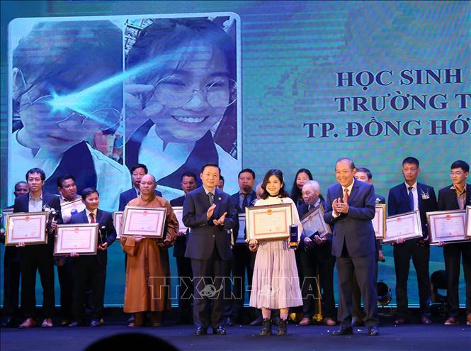 Trong ảnh: Phó Thủ tướng thường trực Trương Hoà Bình và Bộ trưởng Bộ Tài nguyên và Môi trường Trần Hồng Hà trao Giải thưởng Môi trường Việt Nam cho em Mai Lê Thu Hiền, học sinh trường THPT Đào Duy Từ, TP Đồng Hới (Quảng Bình). Ảnh: Hoàng Hiếu - TTXVN
