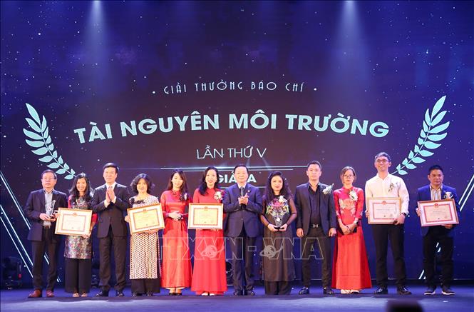 Trong ảnh: Trưởng ban Tuyên giáo Trung ương Võ Văn Thưởng và Bộ trưởng Bộ Tài nguyên và Môi trường Trần Hồng Hà trao giải A - Giải thưởng báo chí Tài nguyên và Môi trường lần thứ V cho các tác giả và nhóm tác giả. Ảnh: Hoàng Hiếu - TTXVN