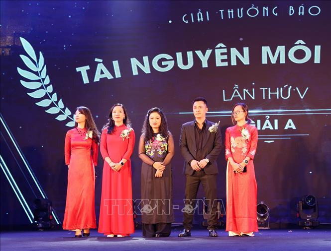 Trong ảnh: Nhóm tác giả Truyền hình Thông tấn (TTXVN) nhận giải A - Giải thưởng báo chí Tài nguyên và Môi trường lần thứ V. Ảnh: Hoàng Hiếu - TTXVN
