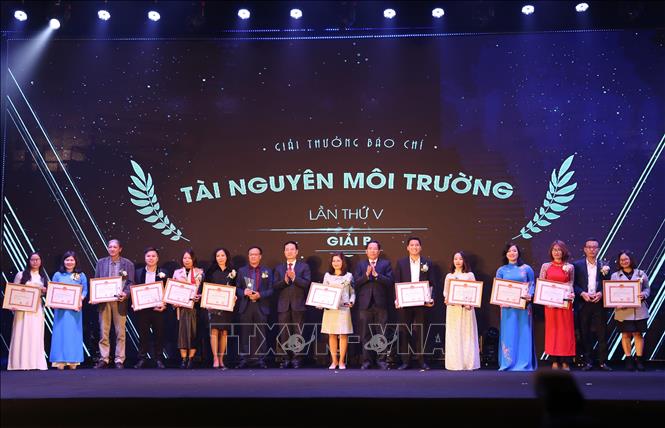 Trong ảnh: Bộ trưởng Bộ Thông tin và Truyền thông Nguyễn Mạnh Hùng và Chủ tịch Hội nhà báo Việt Nam Thuận Hữu trao giải B cho các tác giả. Ảnh: Hoàng Hiếu - TTXVN