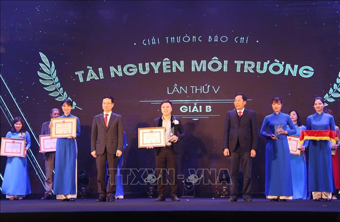 Trong ảnh: Bộ trưởng Bộ Thông tin và Truyền thông Nguyễn Mạnh Hùng và Chủ tịch Hội nhà báo Việt Nam Thuận Hữu trao giải B cho nhà báo Võ Mạnh Hùng - Báo điện tử VietnamPlus (TTXVN). Ảnh: Hoàng Hiếu - TTXVN