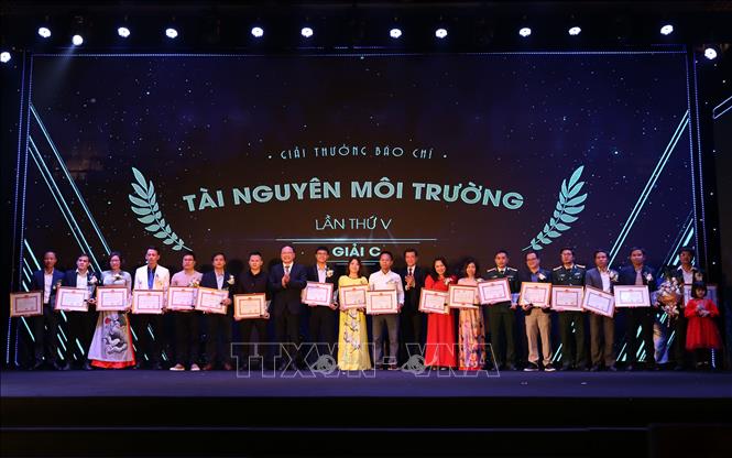Trong ảnh: Trao giải C - Giải thưởng báo chí Tài nguyên Môi trường lần thứ V cho các tác giả. Ảnh: Hoàng Hiếu - TTXVN 