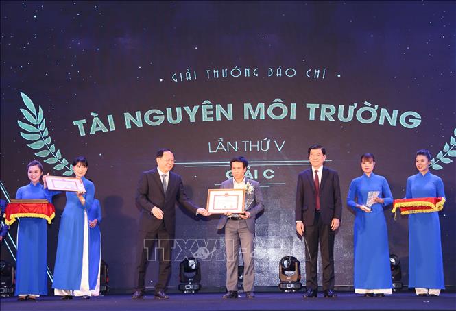 Trong ảnh: Nhà báo Doãn Hoàng Nam - Ban biên tập Tin trong nước (TTXVN) nhận giải C - Giải thưởng báo chí Tài nguyên và Môi trường lần thứ V. Ảnh: Hoàng Hiếu - TTXVN