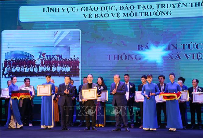 Trong ảnh: Phó Thủ tướng thường trực Trương Hoà Bình và Bộ trưởng Bộ Tài nguyên và Môi trường Trần Hồng Hà trao Giải thưởng Môi trường Việt Nam cho Báo Tin tức (TTXVN). Ảnh: Hoàng Hiếu - TTXVN