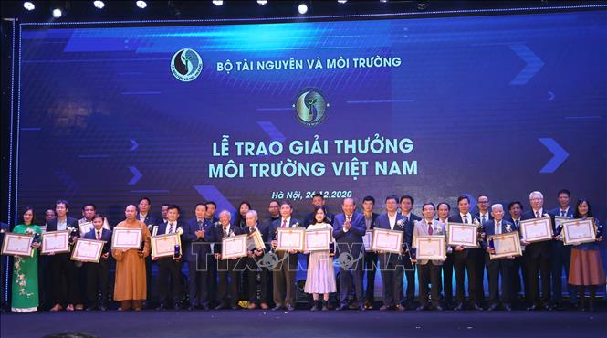 Trong ảnh: Phó Thủ tướng thường trực Trương Hoà Bình và Bộ trưởng Bộ Tài nguyên và Môi trường Trần Hồng Hà trao Giải thưởng Môi trường Việt Nam cho các tác giả. Ảnh: Hoàng Hiếu - TTXVN
