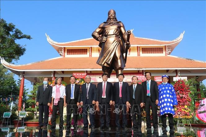Trong ảnh: Các đồng chí lãnh đạo tỉnh và nhà mỹ thuật tạc tượng trước tượng Thiên hộ Võ Duy Dương tại Khu di tích quốc gia đặc biệt Gò Tháp. Ảnh: Nguyễn Văn Trí - TTXVN