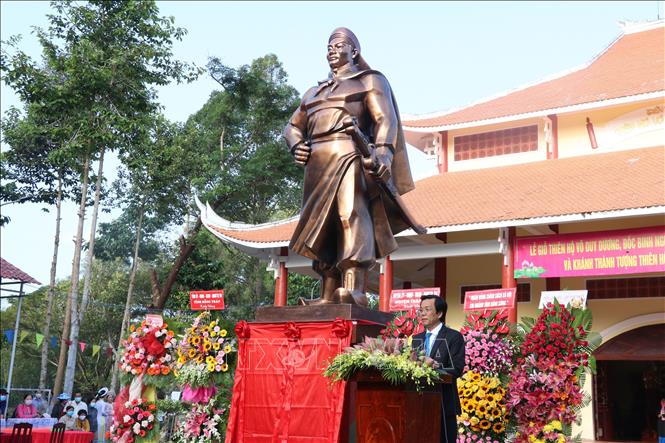 Trong ảnh: Lễ Khánh thành tượng Thiên hộ Võ Duy Dương tại Khu di tích quốc gia đặc biệt Gò Tháp. Ảnh: Nguyễn Văn Trí - TTXVN