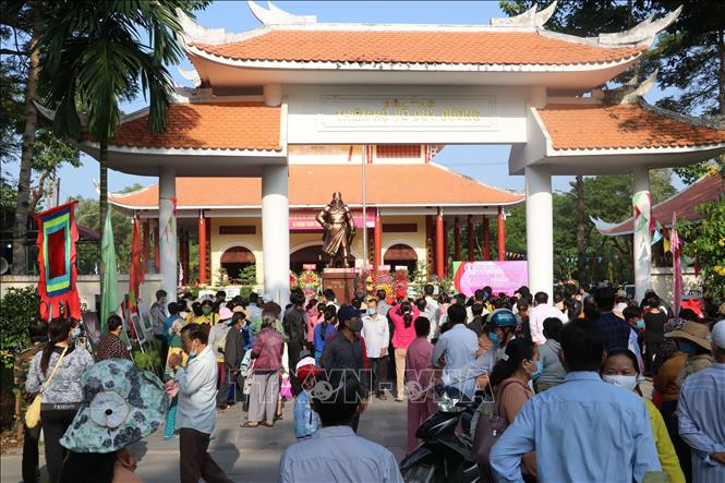 Trong ảnh: Nhân dân đến với lễ giỗ hai vị Anh hùng dân tộc lập bảng danh chống Pháp ở vùng Đồng Tháp Mười. Ảnh: Nguyễn Văn Trí – TTXVN