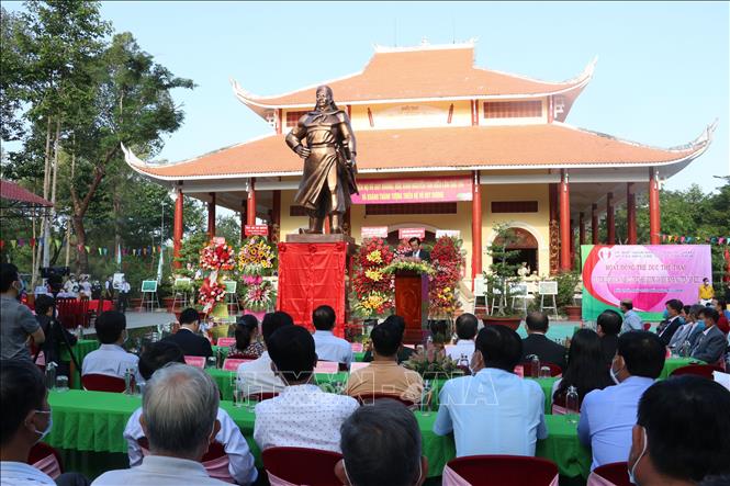 Trong ảnh: Nhân dân đến với lễ giỗ hai vị Anh hùng dân tộc lập bảng danh chống Pháp ở vùng Đồng Tháp Mười. Ảnh: Nguyễn Văn Trí – TTXVN