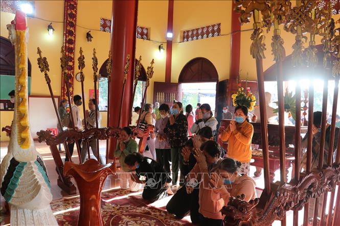 Trong ảnh: Nhân dân đến thắp hương tưởng niệm hai vị Anh hùng dân tộc lập Bảng danh chống Pháp ở vùng Đồng Tháp Mười. Ảnh: Nguyễn Văn Trí – TTXVN
