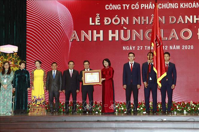 Trong ảnh: Phó Chủ tịch nước Đặng Thị Ngọc Thịnh trao Danh hiệu Anh hùng Lao động thời kỳ đổi mới cho Công ty Cổ phần Chứng khoán SSI. Ảnh: Thanh Vũ - TTXVN