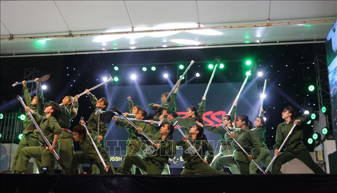 Trong ảnh: Tiết mục của nhóm Da Bussh đến từ Trường Đại học Khoa học Xã hội và Nhân văn, Đại học Quốc gia Thành phố Hồ Chí Minh. Ảnh: Thu Hương - TTXVN