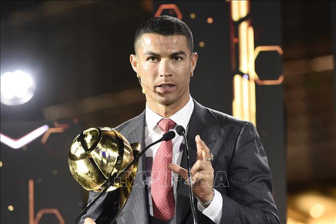 Trong ảnh: Cầu thủ Cristiano Ronaldo đoạt danh hiệu “Cầu thủ xuất sắc nhất thế kỷ” trong lễ trao giải   Globe Soccer Awards ở Dubai (UAE) ngày 27/12/2020. Ảnh: AFP/TTXVN