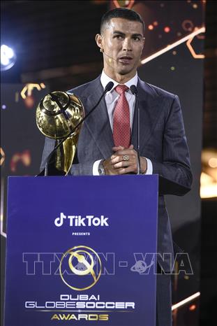 Trong ảnh: Cầu thủ Cristiano Ronaldo phát biểu sau khi nhận danh hiệu “Cầu thủ xuất sắc nhất thế kỷ” trong lễ trao giải Globe Soccer Awards ở Dubai (UAE) ngày 27/12/2020. Ảnh: AFP/TTXVN