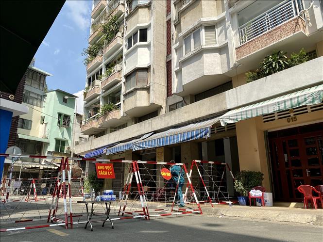 Trong ảnh: Một phần chung cư được lực lượng chức năng phong toả. Ảnh: Hồng Giang - TTXVN.