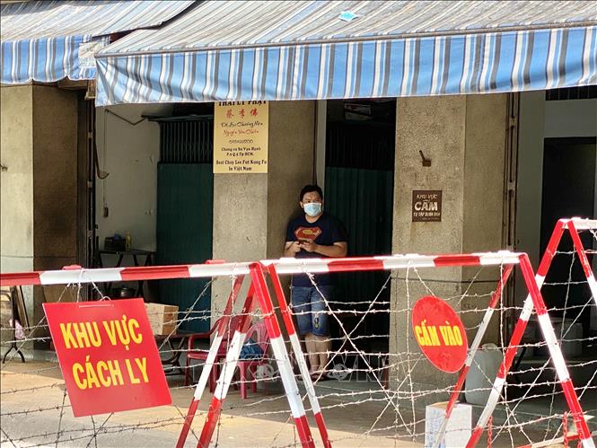 Trong ảnh: Một phần chung cư được lực lượng chức năng phong toả. Ảnh: Hồng Giang - TTXVN.