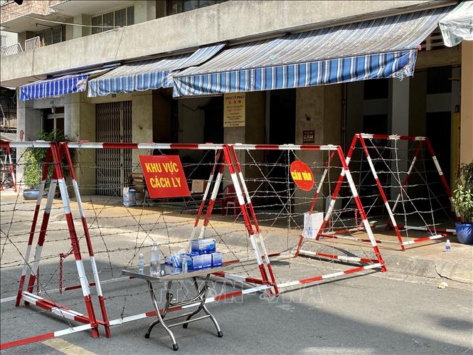 Trong ảnh: Một phần chung cư được lực lượng chức năng phong toả. Ảnh: Hồng Giang - TTXVN.