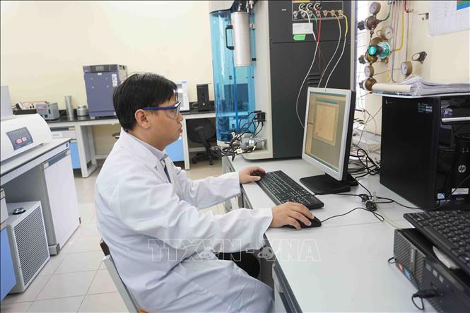 Trong ảnh: Tiến sĩ Đoàn Lê Hoàng Tân làm việc trong phòng thí nghiệm. Ảnh: Thu Hoài - TTXVN