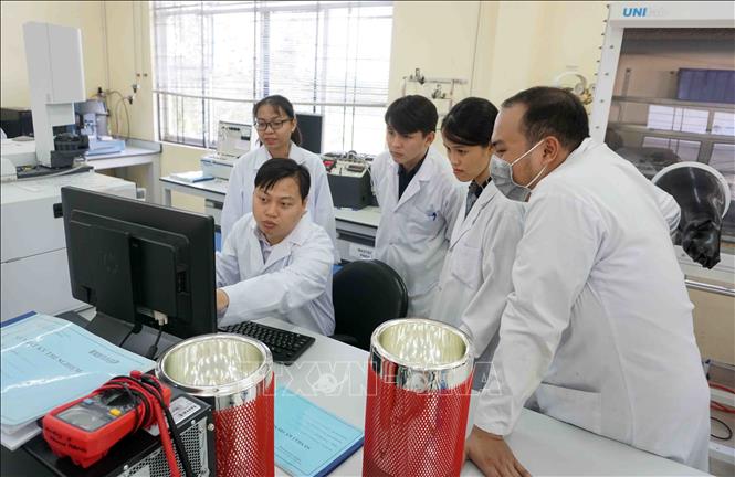 Trong ảnh: Tiến sĩ Đoàn Lê Hoàng Tân trao đổi về đề tài nghiên cứu với các nghiên cứu sinh và học viên cao học tại Trung tâm INOMAR. Ảnh: Thu Hoài - TTXVN