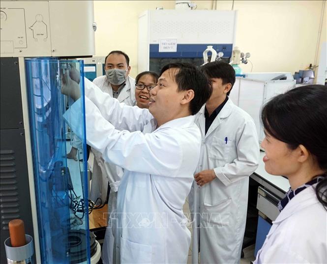 Trong ảnh: Tiến sĩ Đoàn Lê Hoàng Tân trao đổi về đề tài nghiên cứu với các nghiên cứu sinh và học viên cao học tại Trung tâm INOMAR. Ảnh: Thu Hoài - TTXVN