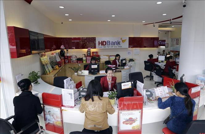 Trong ảnh: Khách hàng giao dịch tại HDBank Chi nhánh Hà Nội - Dự kiến cả năm 2020, tăng trưởng tín dụng có thể đạt khoảng 11%. Ảnh: TTXVN