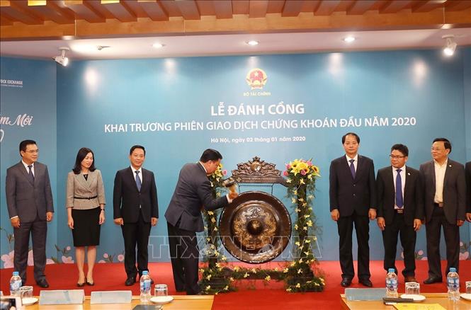 Trong ảnh: Thị trường chứng khoán Việt Nam năm 2020 biến động mạnh, nhưng là tấm gương phản chiếu rõ nét nỗi lo sợ lịch sử và kỳ vọng mãnh liệt của giới đầu tư. Ảnh: TTXVN