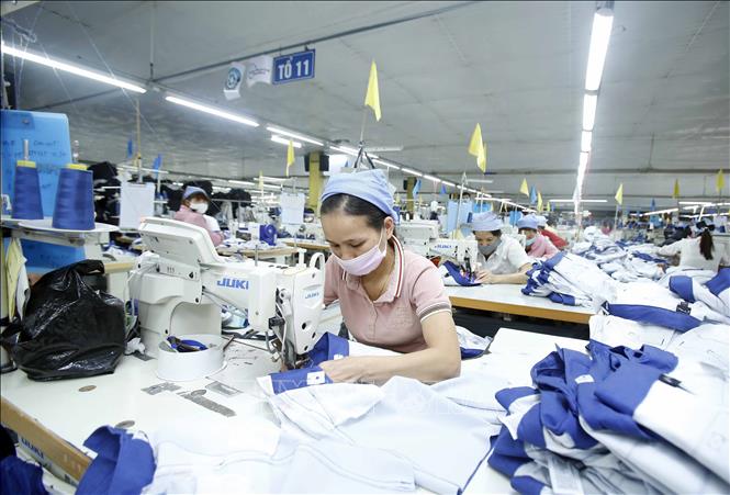Trong ảnh: Công ty Cổ phần may Tiên Hưng (Hưng Yên) năm 2020, doanh thu ước đạt gần 300 tỷ đồng. Ảnh: TTXVN
