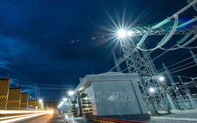 Trong ảnh: Ngày 29/9/2020, Tập đoàn Trung Nam (Trungnam Group) đóng điện thành công Trạm biến áp và đường dây 220/500kV kết hợp điện mặt trời Trung Nam Thuận Nam phục vụ phát triển hệ thống truyền tải điện của tỉnh Ninh Thuận cũng như khu vực lân cận và xa hơn là toàn bộ hạ tầng truyền tải điện quốc gia. Ảnh: TTXVN