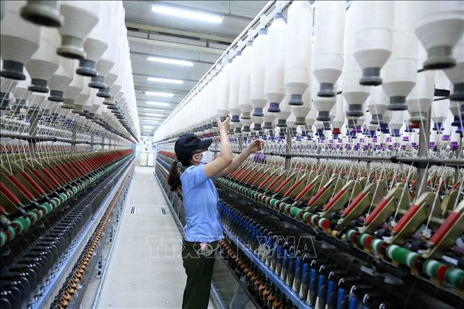 Trong ảnh: Công ty Cổ phần VinaTex Hồng Lĩnh tại cụm công nghiệp Hồng Lĩnh (Hà Tĩnh) sản xuất và tiêu thụ trên 3.500 tấn sản phẩm sợi tại thị trường trong nước và xuất khẩu. Ảnh: TTXVN