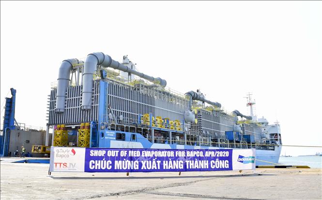 Trong ảnh: Công ty TNHH Công Nghiệp Nặng Doosan Việt Nam (Doosan Vina) xuất 3 thiết bị khử mặn khổng lồ có tổng trọng lượng hơn 2.000 tấn đến Vương quốc Bahrain. Ảnh: TTXVN