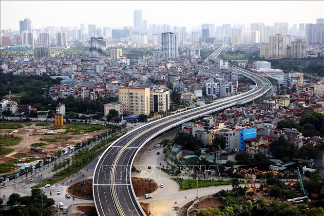 Trong ảnh: Cầu cạn Mai Dịch-Nam Thăng Long đi vào hoạt động sẽ khép kín đường Vành đai 3 trên cao, góp phần tạo nên một tuyến đường vành đai hiện tại Hà Nội, giải quyết tình trạng ùn tắc giao thông. Ảnh: TTXVN