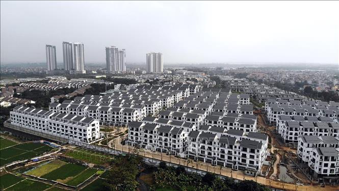 Trong ảnh: Năm 2020, cả nước thu hút 877 dự án có vốn đầu tư của nước ngoài (FDI) vào lĩnh vực kinh doanh bất động sản với tổng số vốn 58 tỷ 461 triệu USD, đứng thứ 2 về lĩnh vực thu hút đầu tư FDI của cả nước. Ảnh: TTXVN