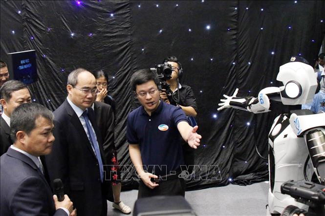Trong ảnh: Tập đoàn Công nghiệp - Viễn thông Quân đội (Viettel) công bố phát sóng 5G và đưa vào khai thác hạ tầng kết nối vạn vật (IoT) tại Thành phố Hồ Chí Minh. Ảnh: TTXVN