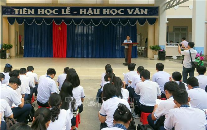 Trong ảnh: Lễ trao tặng giấy khen cho nhóm học sinh và giáo viên hướng dẫn Dự án SAFACO. Ảnh: Ánh Tuyết - TTXVN