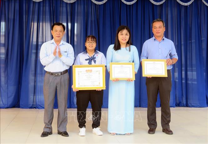 Trong ảnh: Trao giấy khen cho giáo viên và học sinh nhóm tác giả. Ảnh: Ánh Tuyết - TTXVN