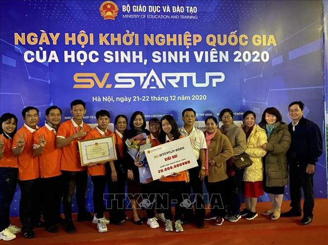 Trong ảnh: Nhóm tác giả nhận giải Nhì trong cuộc thi SV-STARTUP 2020. Ảnh: TTXVN phát