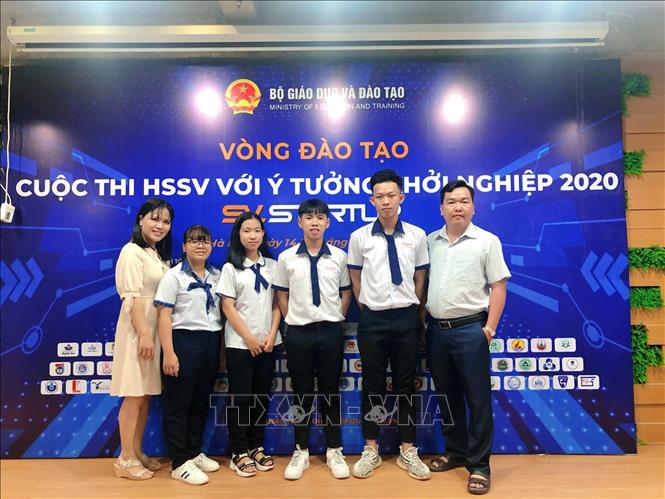 Trong ảnh: Giáo viên hướng dẫn và nhóm tác giả tại Cuộc thi SV-STARTUP 2020. Ảnh: TTXVN phát