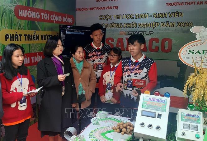 Trong ảnh: Bà Trần Hồng Thắm, Giám đốc Sở Giáo dục và Đào tạo Cần Thơ (thứ 2 từ trái qua) động viên nhóm tác giả tại cuộc thi SV-STARTUP 2020. Ảnh: TTXVN phát